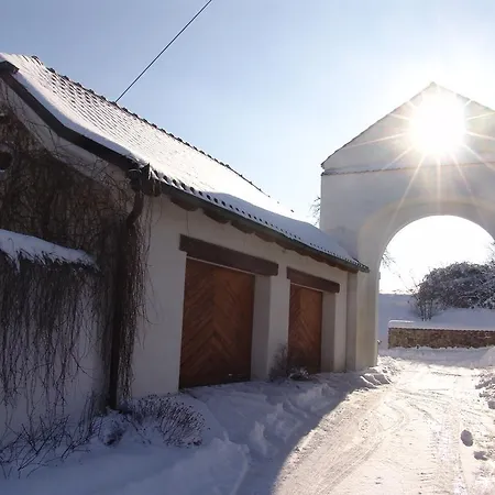 V Polich ゲストハウス