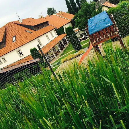 ゲストハウス V Polich Malé Číčovice